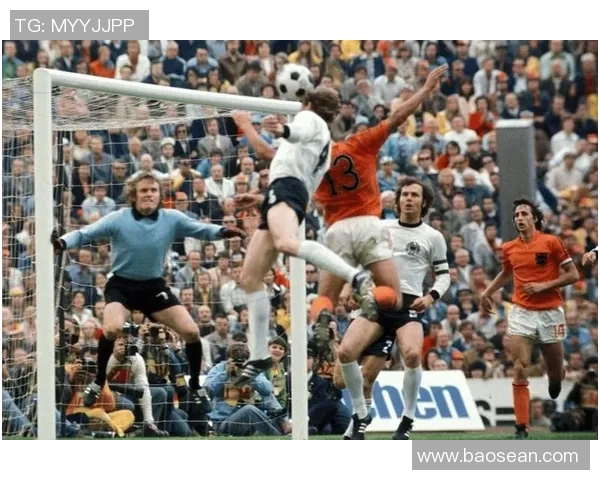 美国足球明星在绿茵场上的精彩表现与职业生涯回顾 美国足球明星在绿茵场上的精彩表现与职业生涯回顾