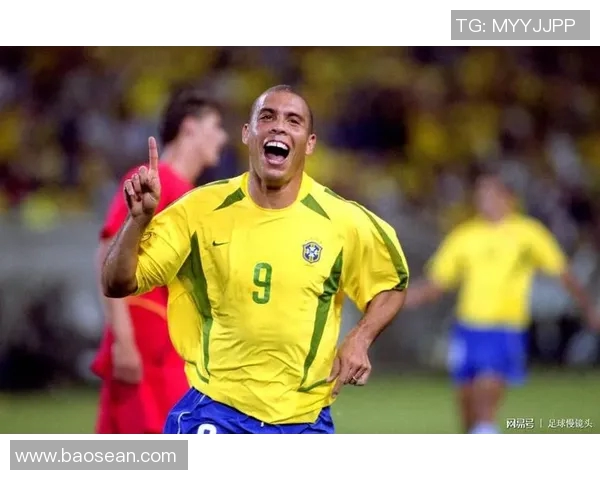 维族少年展现足球天赋如同明星般闪耀的梦想之路